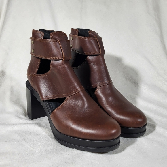Sorel Shoes - Sorel Margo Cut Out Waterproof Booties / Sandales Size 8